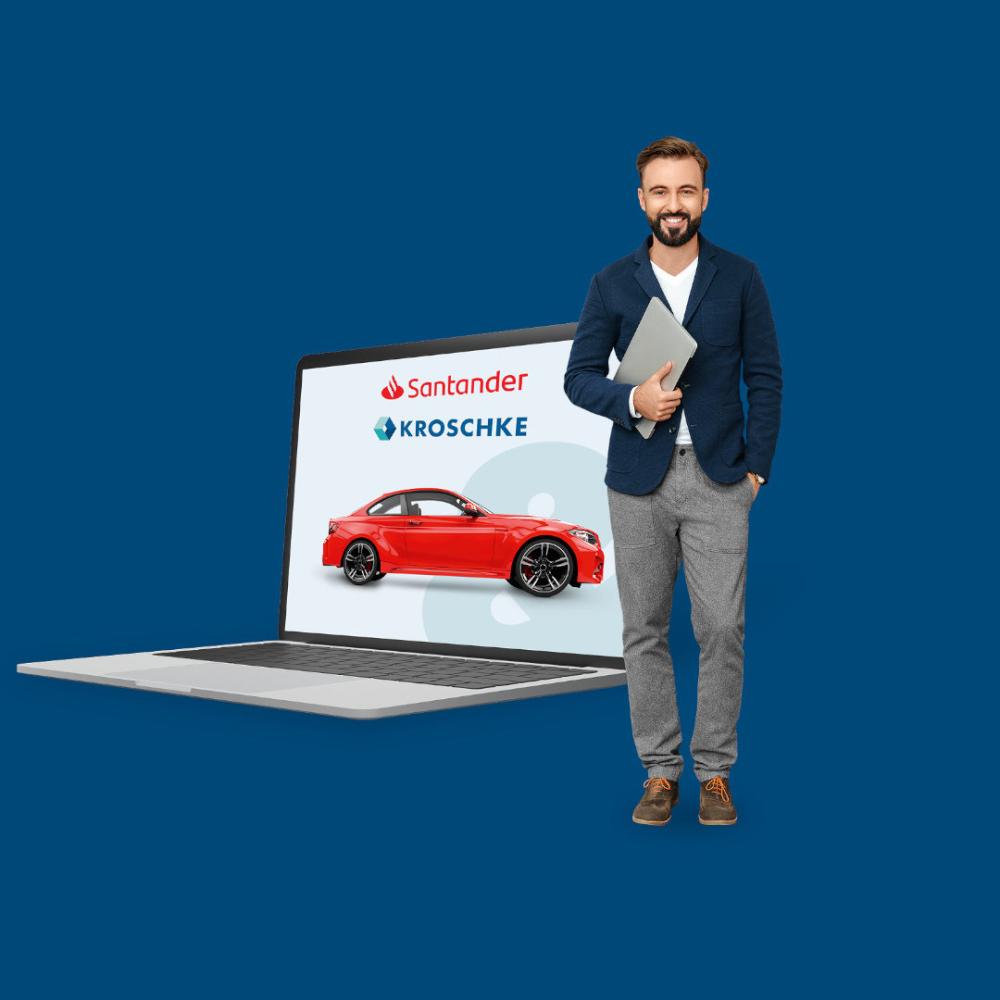 Ein Mann steht lächelnd an einem Laptop mit einem Santander x Kroschke Logo und einem roten Sportwagen.