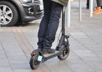 Montagebeispiel der Trägerplatte für Kennzeichenaufkleber bei E-Scooter