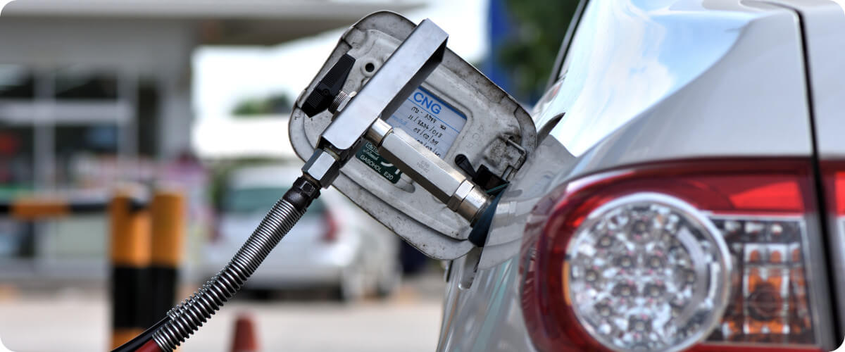 Ein Auto füllt an einer Tankstelle den CNG-Tank wieder auf.