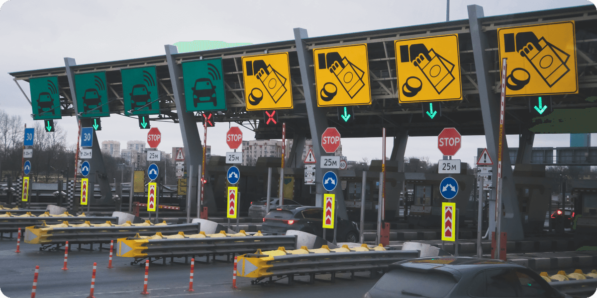 Autos stehen an den Mautstellen auf der Strecke.