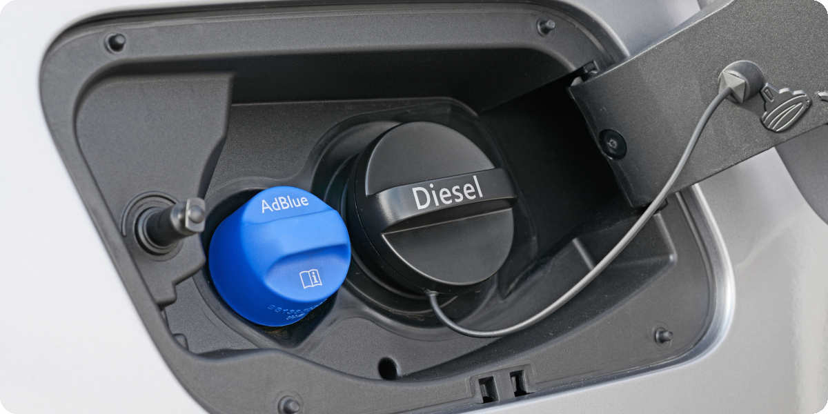 Offener Tankdeckel vom Dieselfahrzeug mit AdBlue Tank.