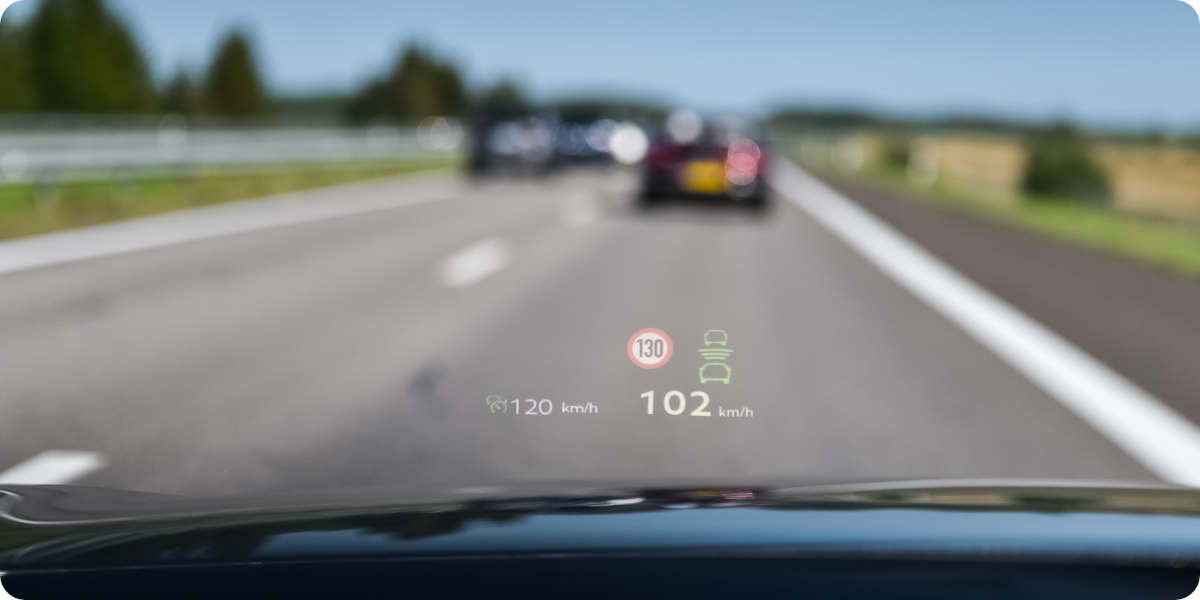 Foto von einem Head-up-Display aus Fahrersicht.