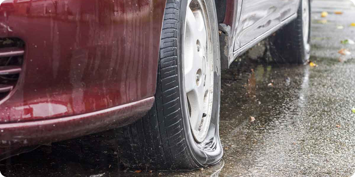 Platter Reifen am Auto durch Standschäden.