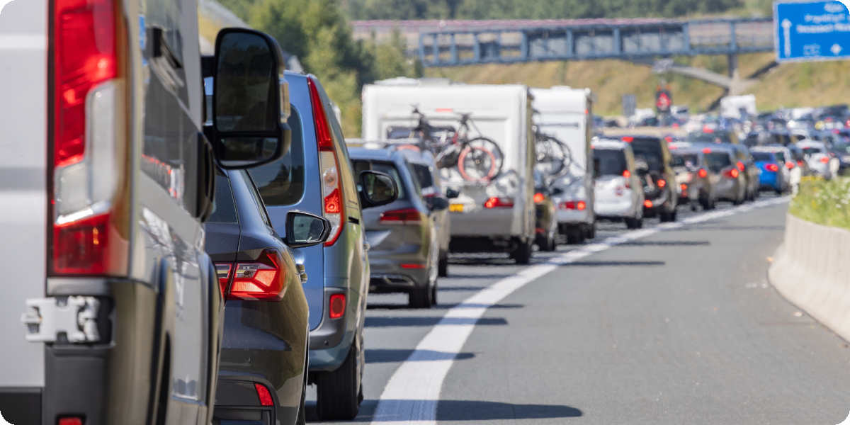 Viele Autos stehen im Stau auf der Autobahn.