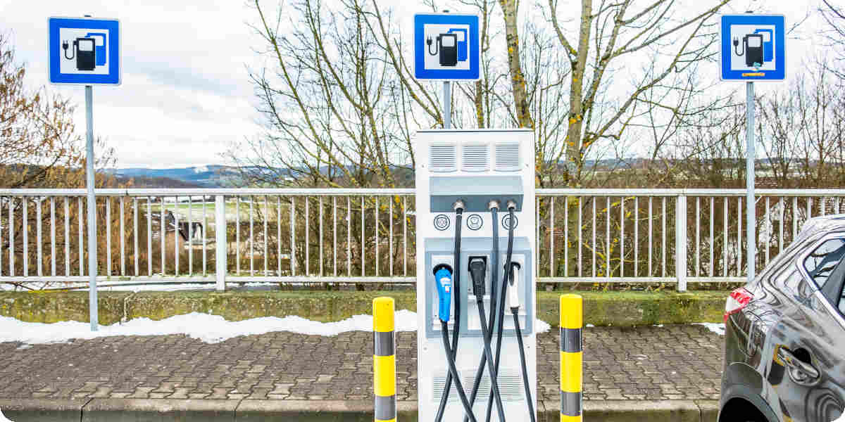 Ladestationen  für Elektroautos mit Beschilderung am Straßenrand.