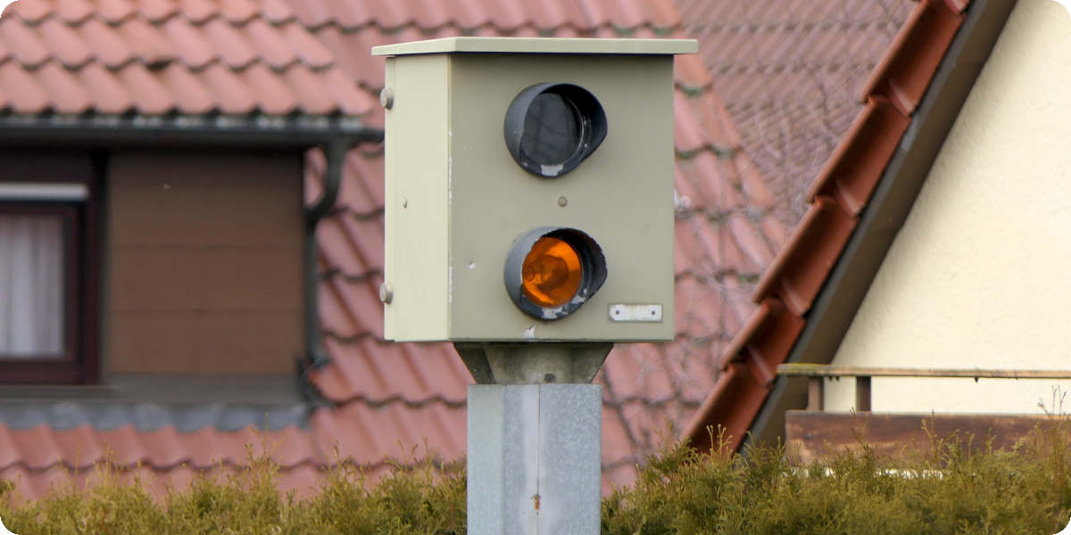 Blitzer steht am Straßenrand.