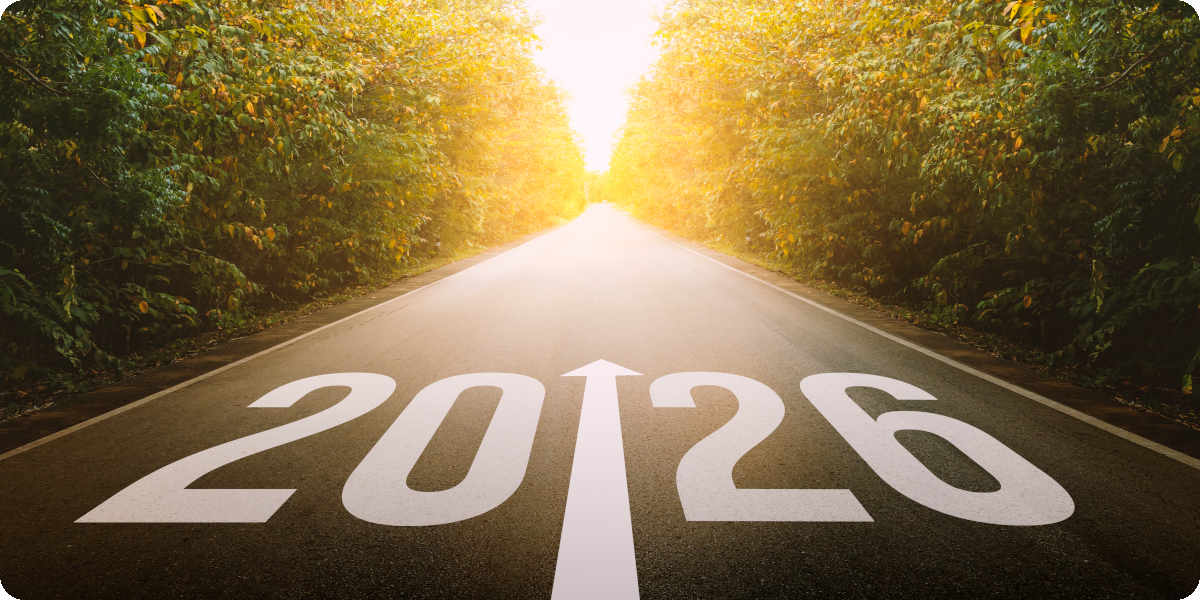 Die Jahreszahl 2026 steht auf einer Straße geschrieben, die direkt auf einen Sonnenaufgang zu führt .