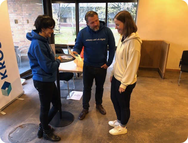 Personalmitarbeiter der Firma Kroschke betreuen einen Stand auf der Prinovis in Ahrensburg.