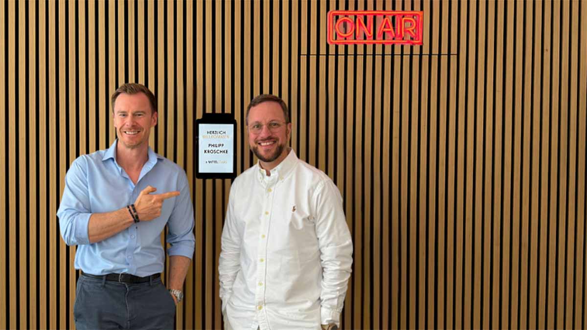Marcus Seidel (links) und Philipp Kroschke (rechts) vorm Podcast-Studio
