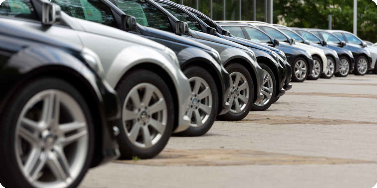 Verschiedene Automodelle in einer Reihe geparkt.