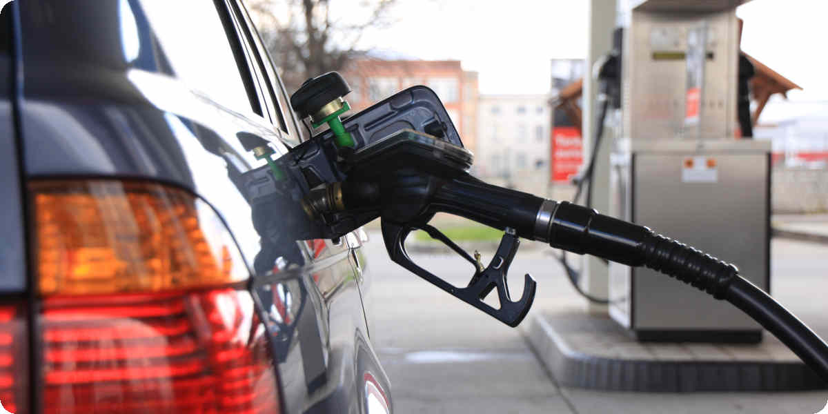 Zapfpistole hängt im Tank eines Autos an der Tankstelle.