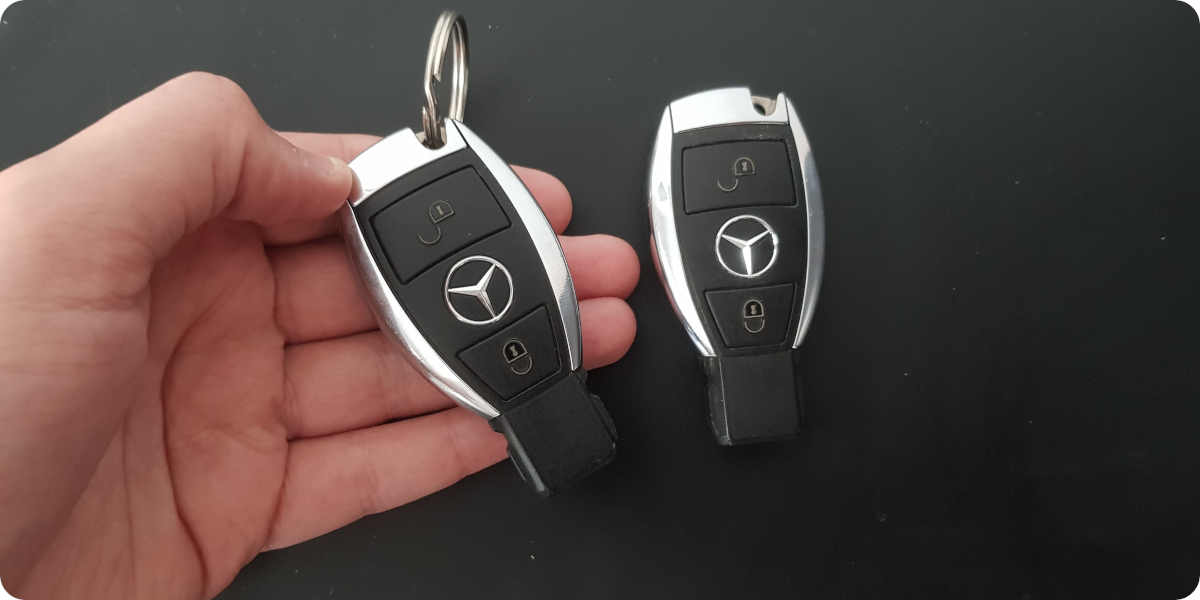 Eine Person hält einen zweiten Autoschlüssel in der Hand.