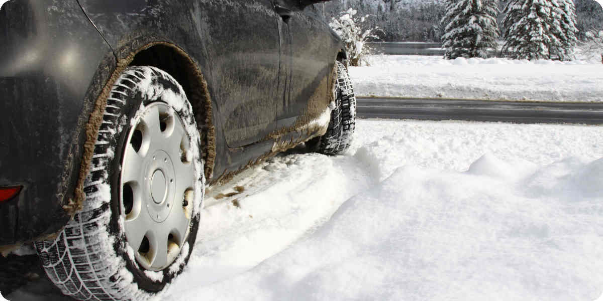 Fahrtipps für den Winter: Sicher fahren auf Eis und Schnee