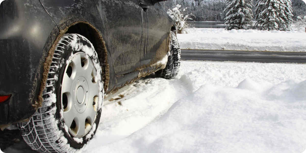 Auto ist bei Schnee ins schleudern geraten.