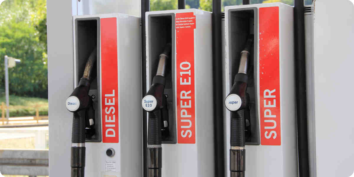 Zapfsäulen für unterschiedliche Kraftstoffe an einer Tankstelle.