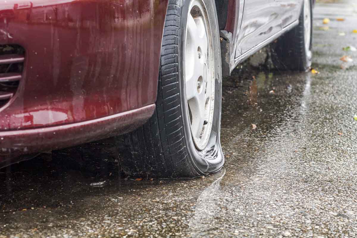 Auto mit Standschaden am Reifen