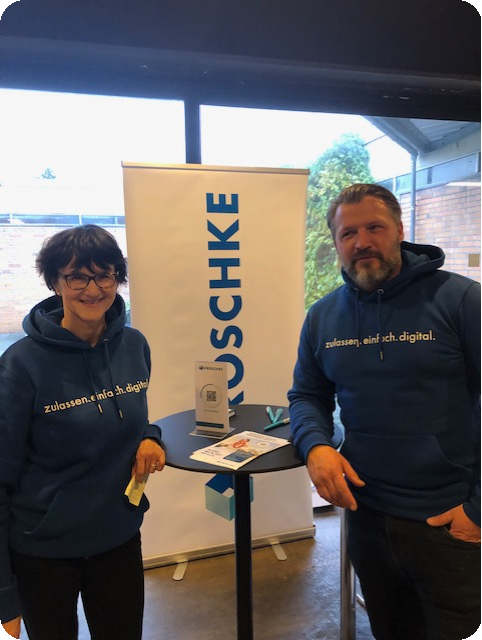 Mitarbeiter von Kroschke stehen am Messestand in Pinovis.