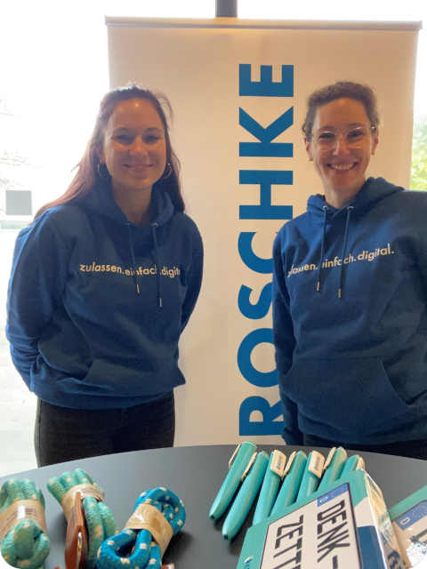 Personalmitarbeiter von Kroschke stehen am Messestand in Pinovis.