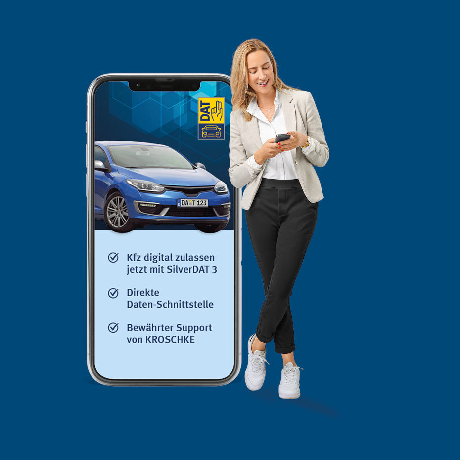 Eine Frau steht lächelnd an einem Smartphone mit DAT Logo.