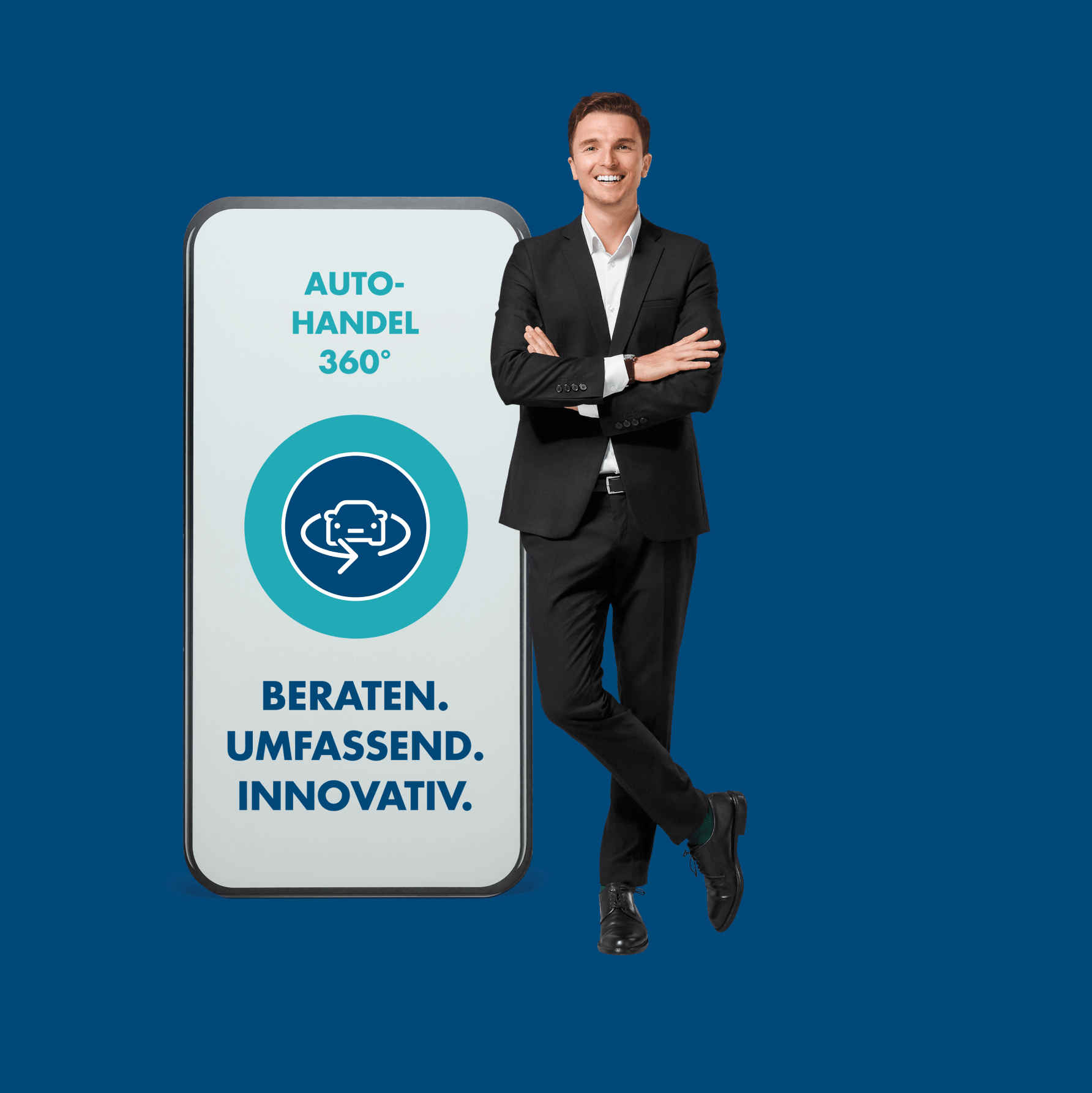 Ein Mann lehnt sich an ein überdimensionales Smartphone auf dem Autohandel 360 Grad steht.