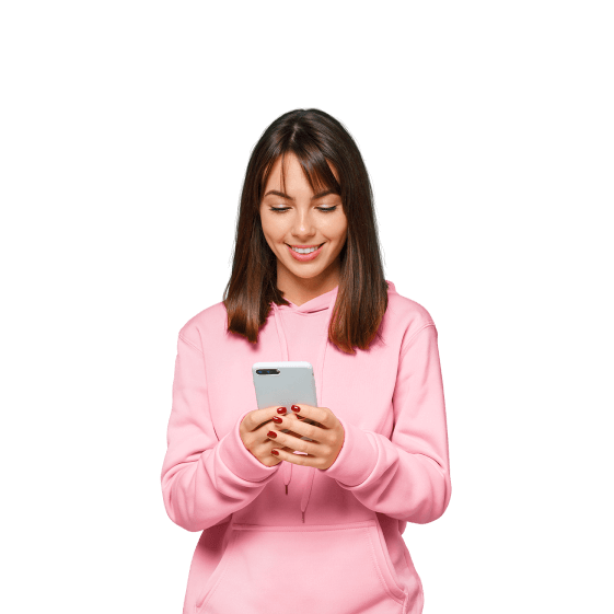 Eine junge Frau schaut auf ihr Smartphone und lächelt.