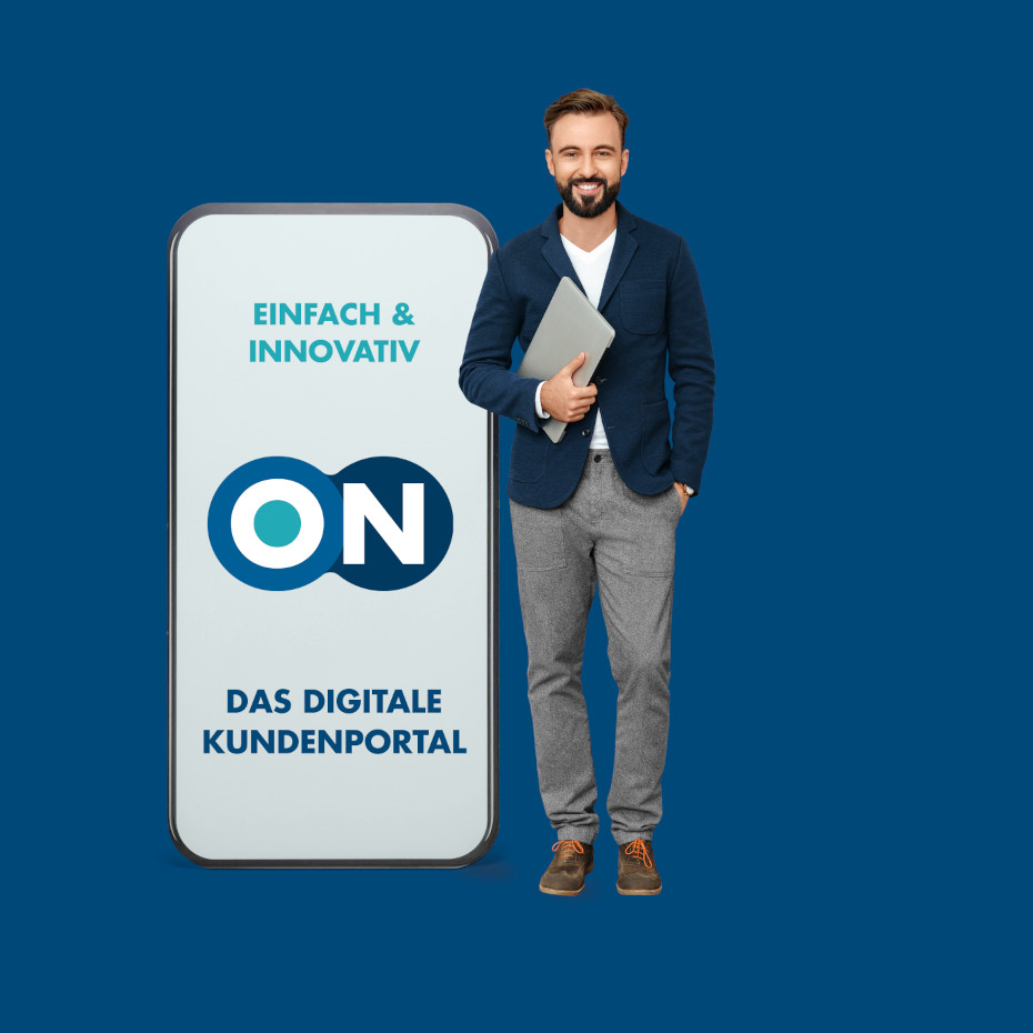 Ein Mann lehnt sich an ein überdimensionales Smartphone auf dem ON das Kundenportal steht.