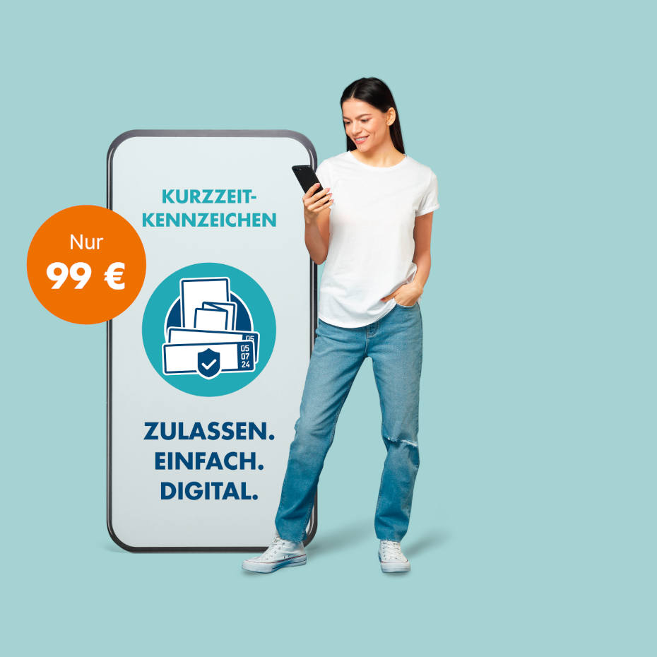 Eine Frau steht lächelnd an einem großen Smartphone mit einer Werbung für die Kuzzeitkennzeichen.