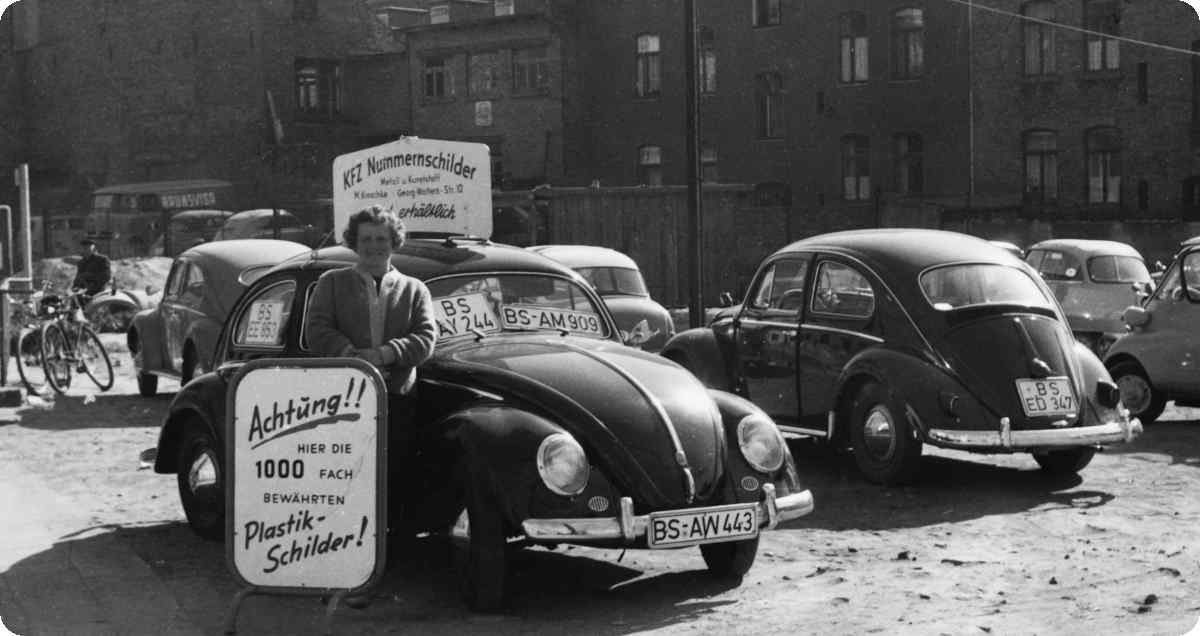 Schwarz-Weiß-Fotografie von Elfriede Kroschke am alten VW Käfer.